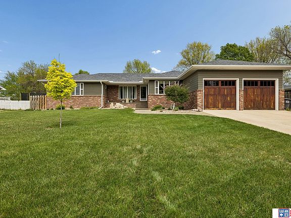 2nd image of 915 Woodcrest Ct