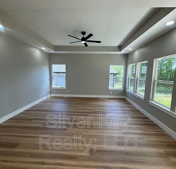 918 Stratford Ave — Photo 10