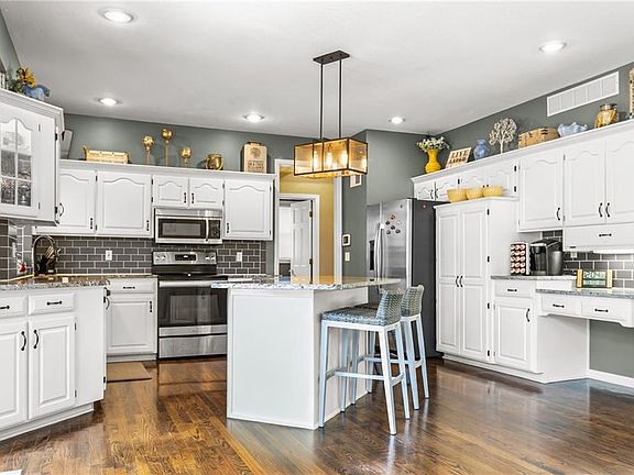 4th image of 26209 E Blue Mills Rd