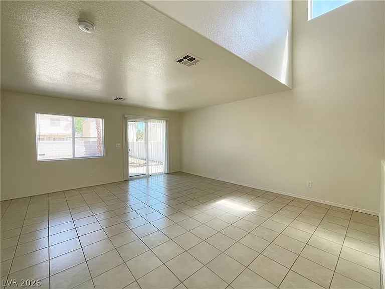 1018 Cliffbrook Hedge Ave — Photo 2