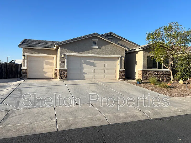 4 bed, 2.0 bath, 1795 sqft, $2,295 — Photo 2