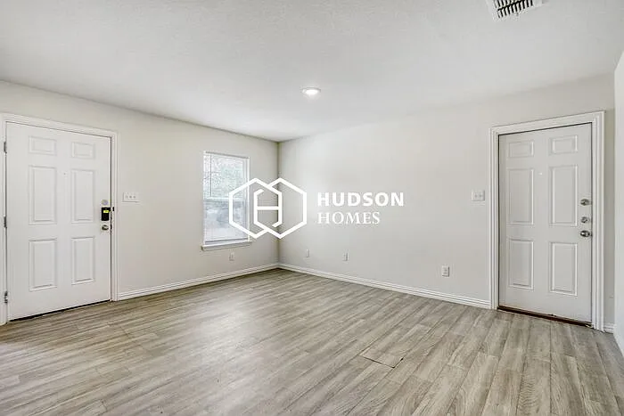 211 Clutter Ave #101 — Photo 4