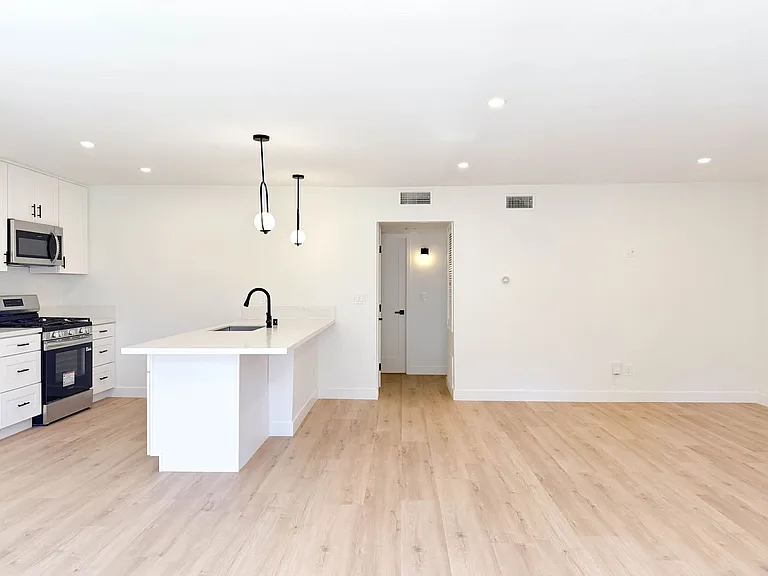 Imperial Gardens Apartments — Photo 5