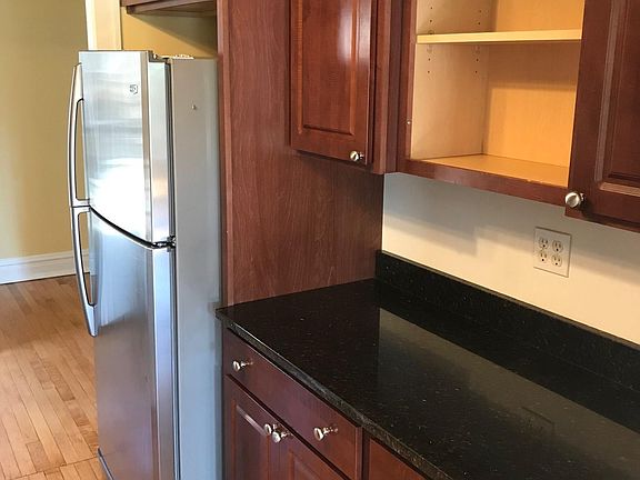 4th image of 6827 N Northwest Hwy APT 2