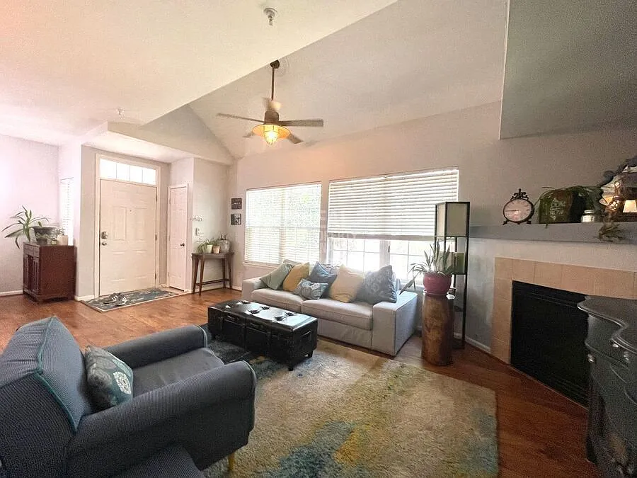 Modern Aurora Condo with Quartz Finishes, Balcony & Convenient Location — Photo 4