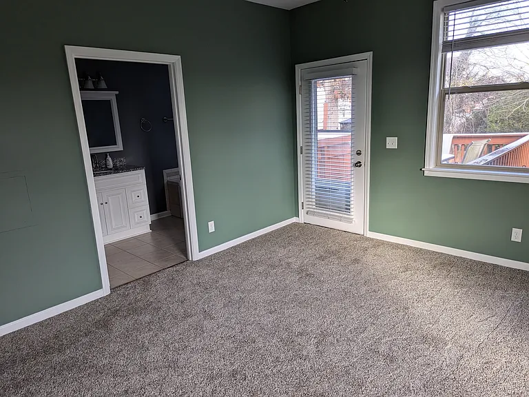526 Clinton Springs Ave #D — Photo 15