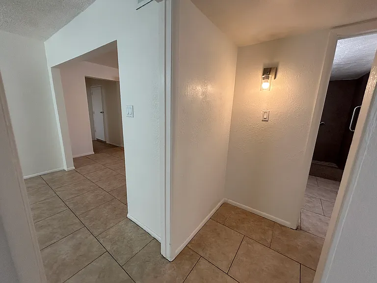6 bed, 3.0 bath, 2269 sqft, $2,495 — Photo 8
