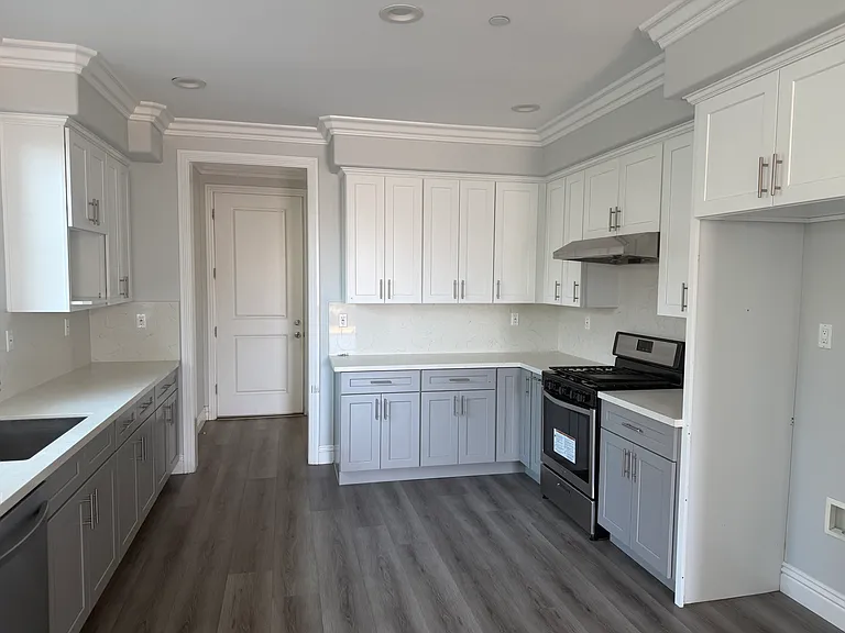 201 E Grand Ave — Photo 4