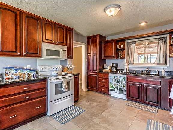 5th image of 9560 Japonica St