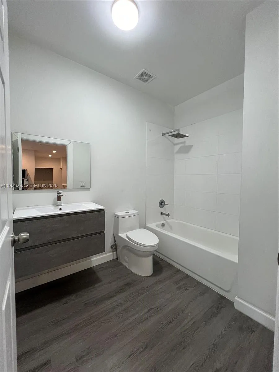 Building Photo - 2311 NW 22nd Ave #405