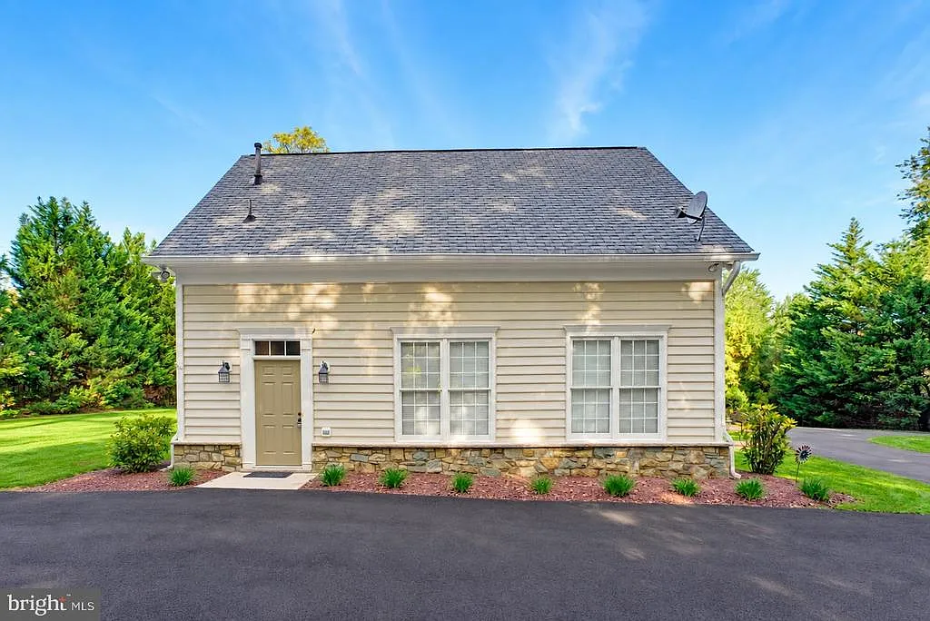 2 bed, 1.5 bath, 1200 sqft, $2,600 — Photo 1