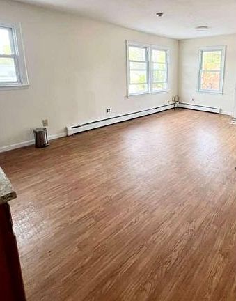 4th image of 487 Lake Ave