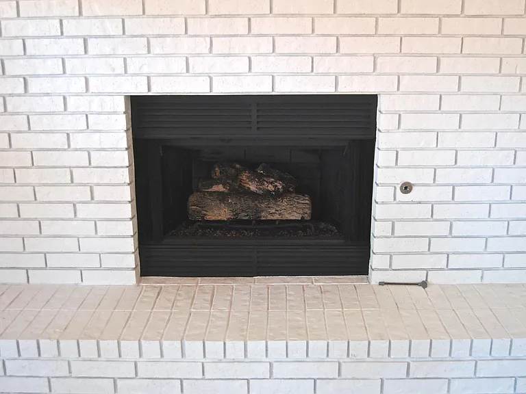 Gas log fireplace