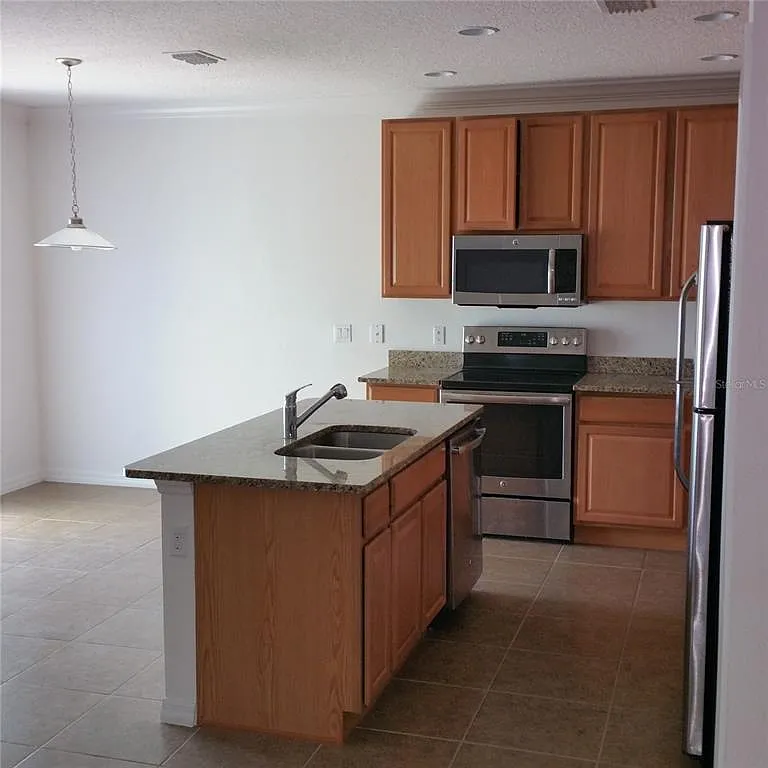 3 bed, 2.0 bath, 1430 sqft, $1,750 — Photo 4