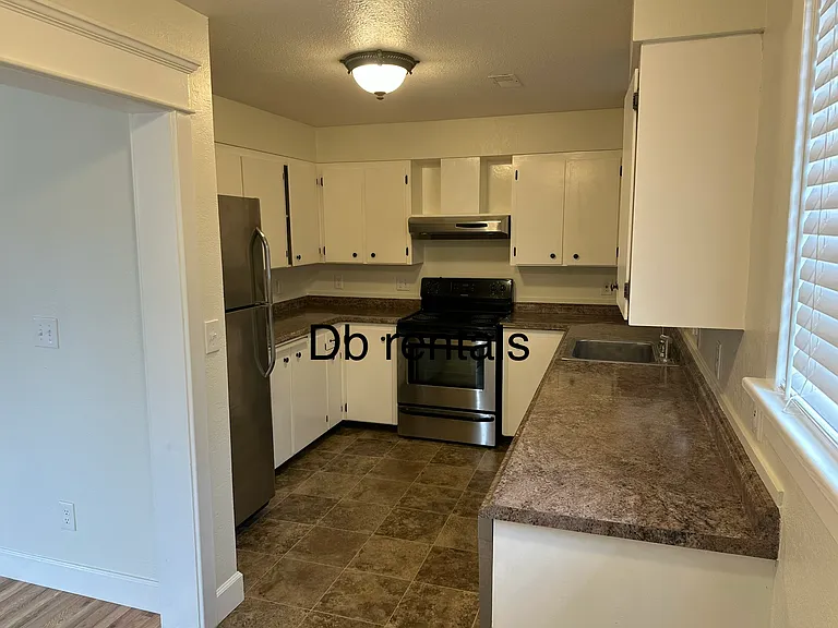 501 SW Court Ave — Photo 3