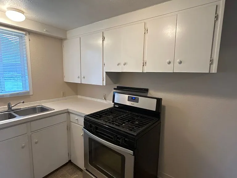304 Rosewood St — Photo 7