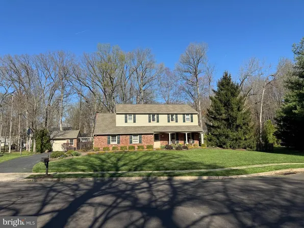 300 Robin Hood Dr, Yardley, PA 19067