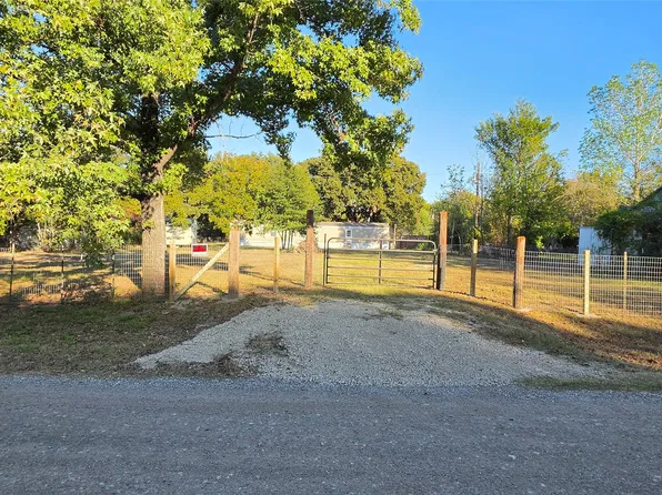 1000 Cove Dr, West Tawakoni, TX 75474