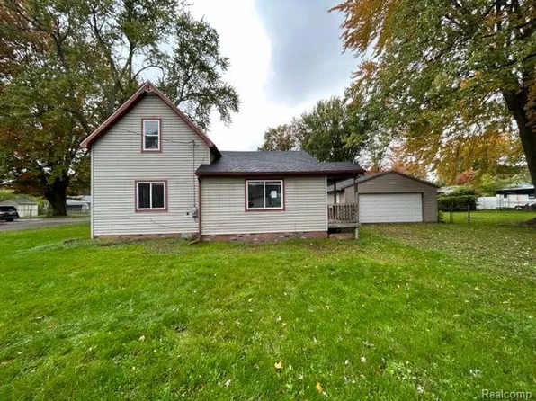 903 Clinton St, Algonac, MI 48001