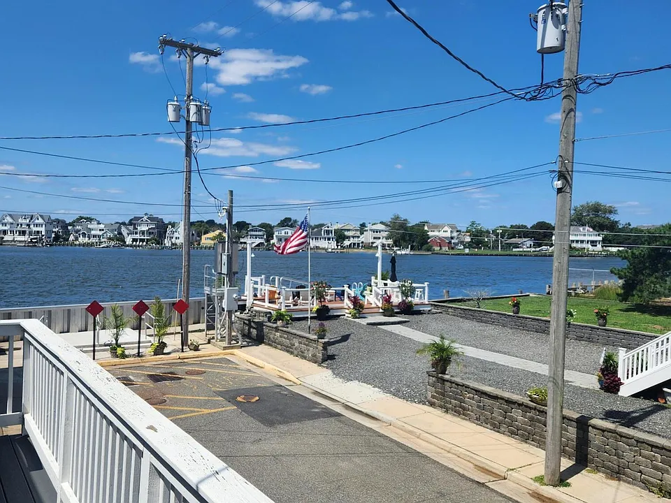 32 Beach St