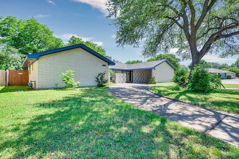 2 bed, 2.0 bath, 1400 sqft, $1,800 — Photo 1