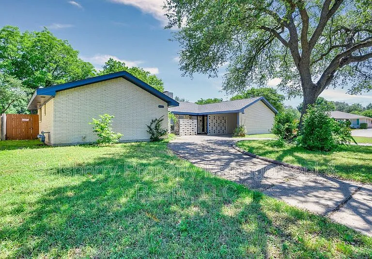 4913 Westlake Dr — Photo 1