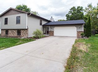 2366 Helena Rd N, Oakdale, MN 55128