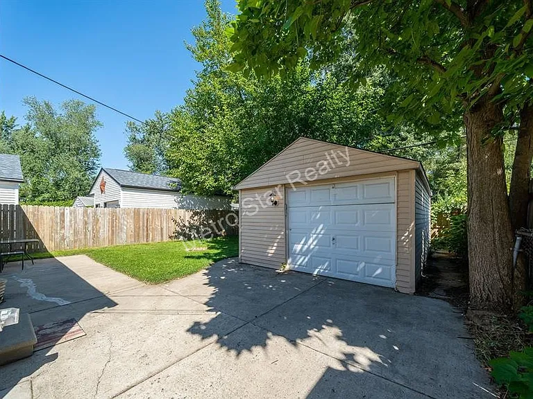 23084 Pilgrim Ave — Photo 20