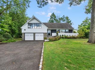 5 Woods Ln, Roslyn, NY 11576