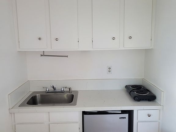3rd image of 4754 Oakwood Ave #8
