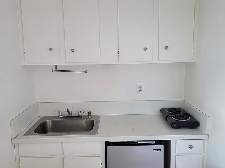 4754 Oakwood Ave #8 — Photo 3