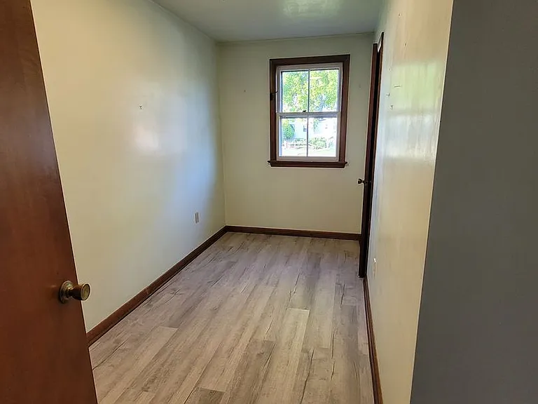 331 Newport Rd — Photo 15