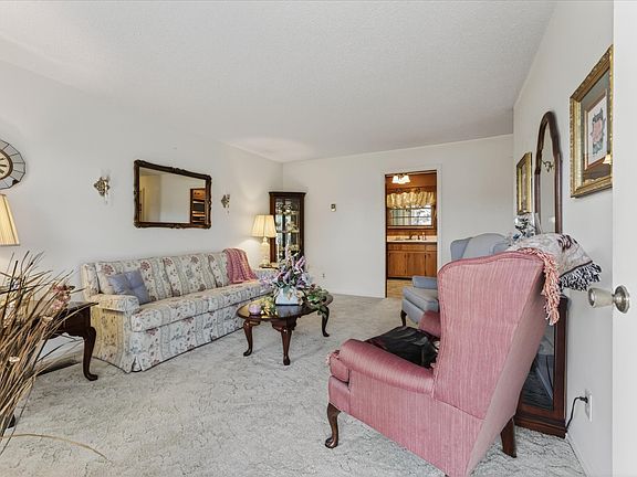 4th image of 102 Rainbow St