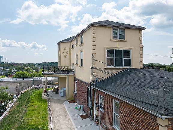 5th image of 69 Starbuck St APT 1