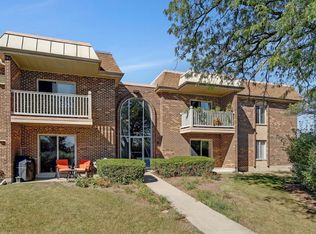 2415 N Kennicott Dr APT 1C, Arlington Heights, IL 60004