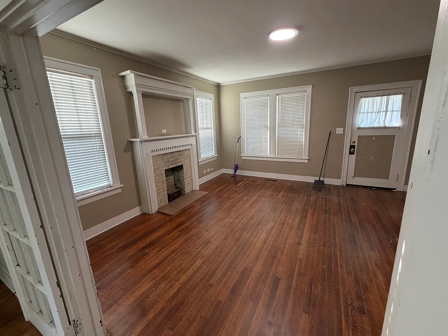 7 bed, 2576 sqft, $2,300 — Photo 2