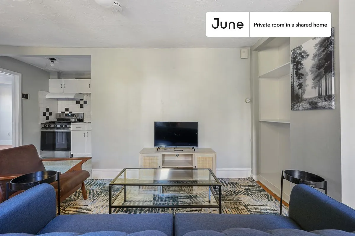 Queen bedroom in 2 bed/1 bath home in Newton Corner #775 A — Photo 4