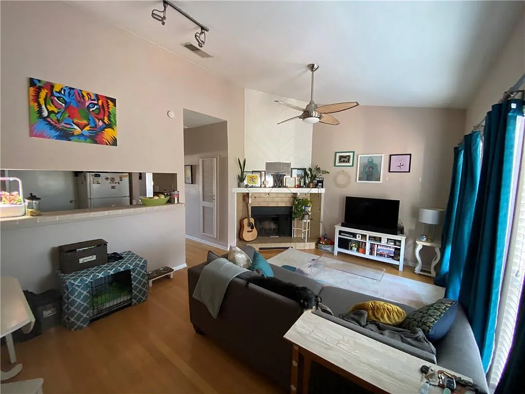 2901 San Jacinto Blvd Apt 305 — Photo 2