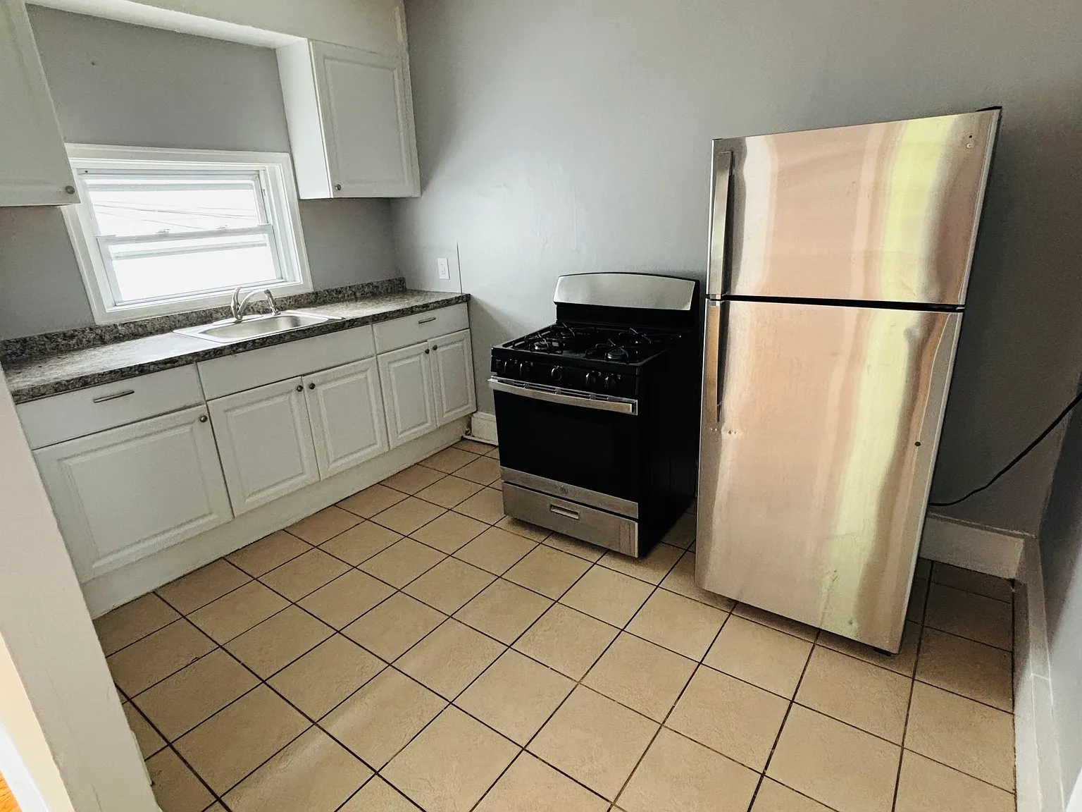 3 bed, $2,300 — Photo 2