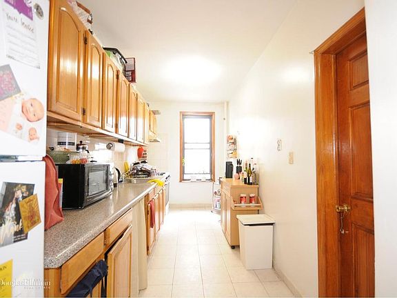 3rd image of 194 Underhill Ave #3