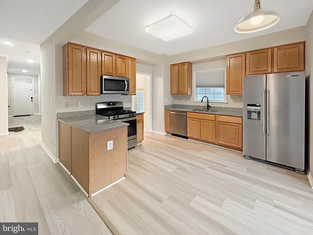 5 bed, 2.5 bath, 2936 sqft, $3,750 — Photo 3
