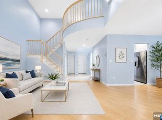 91 Lakeview Dr, Old Tappan, NJ 07675