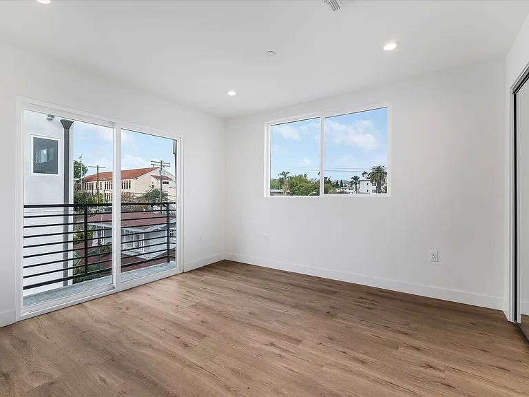 332 N Alexandria Ave — Photo 5