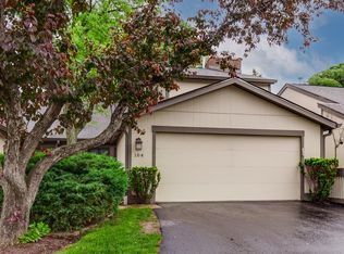 104 Yarrow Ct, Rolling Meadows, IL 60008