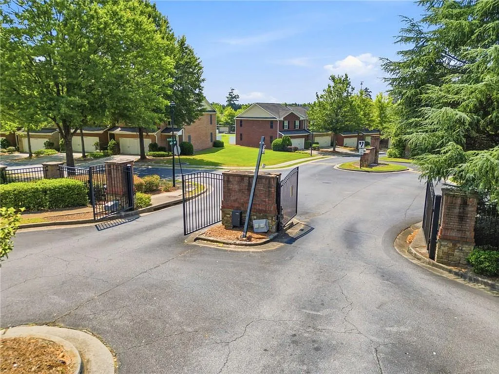3 bed, 2.5 bath, 1952 sqft, $2,400 — Photo 1
