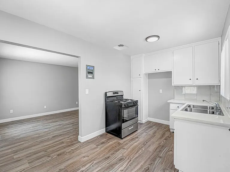 1616 Cherry Lane — Photo 3
