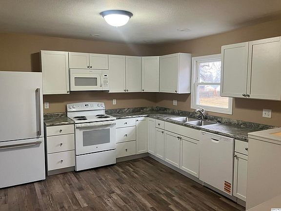 3rd image of 2525 Larch Rd