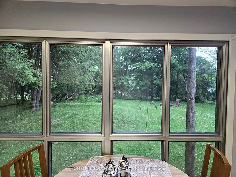 15 Poplar Cres — Photo 2