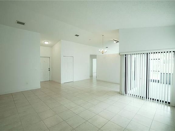 4th image of 15040 Norfolk Ln