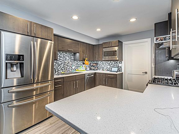 3rd image of 303 Creekside Dr APT B